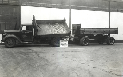 811691 Afbeelding van een driezijdenkipper vrachtwagen met aanhanger van C.J. Hendriks Handel in Puin-Afbraak, op het ...